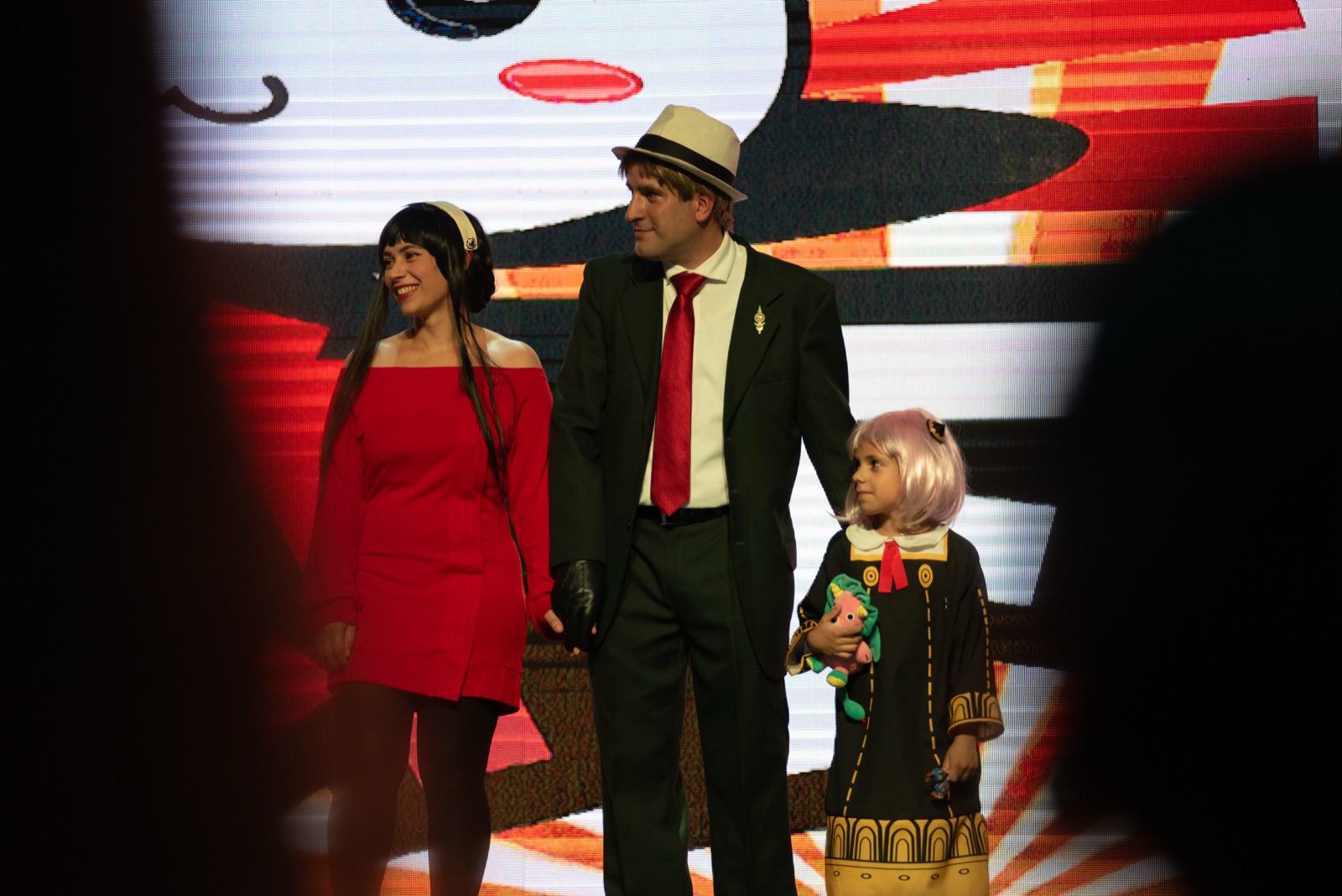 Familia cosplayeando a Spy × Family sobre la pasarela