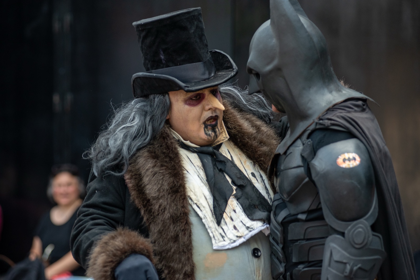 Cosplayers de Batman y el Pingüino frente a frente