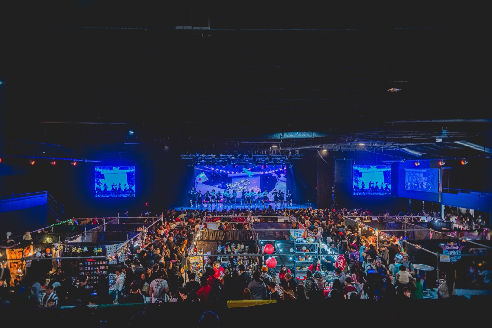 Stands, escenario y comunidad